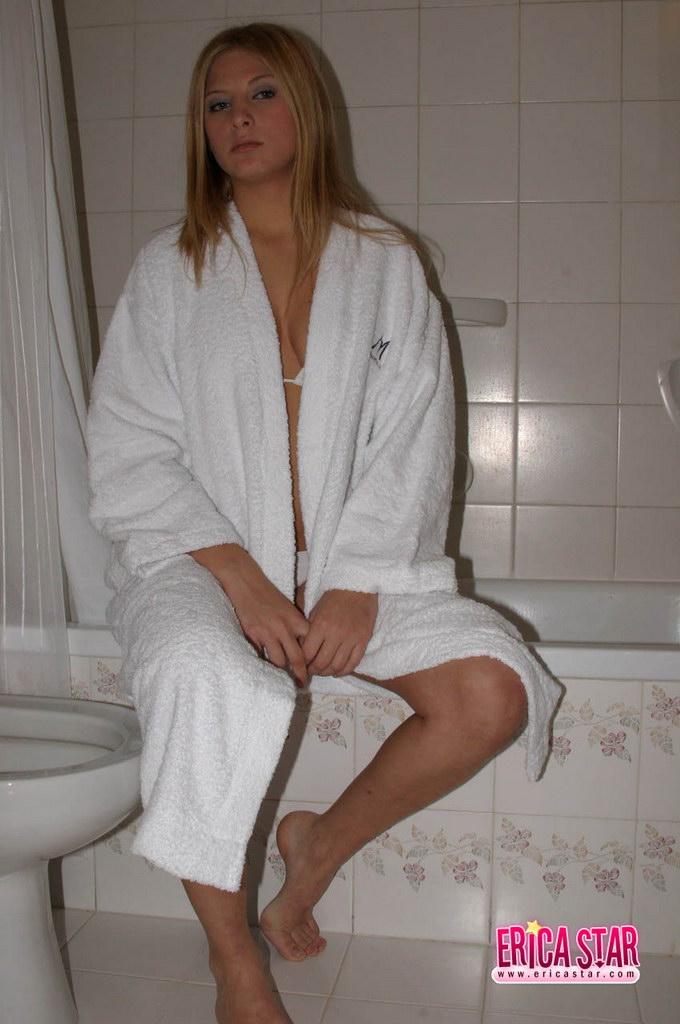 Photos de la jeune star erica star teasing dans un peignoir de bain
 #54276221