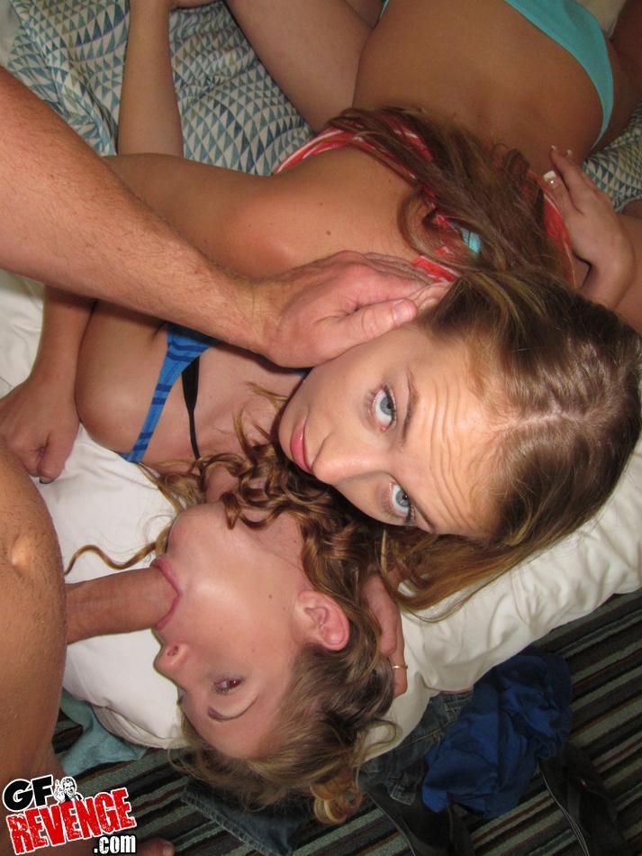 Photos de deux copines sexy baisant un mec chanceux
 #60486100
