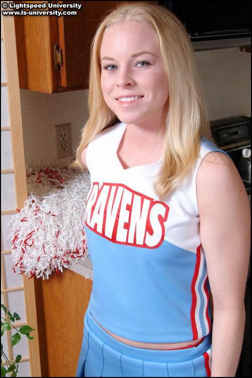 Photos d'une cheerleader blonde en train de se déshabiller
 #60578611