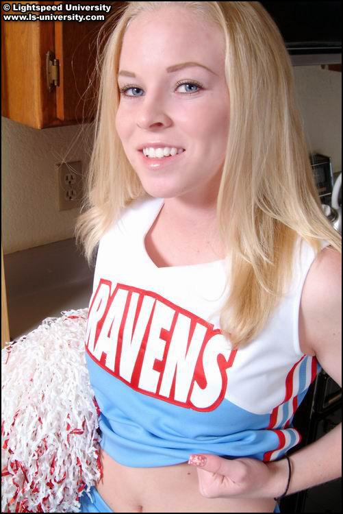 Bilder von einem blonden Cheerleader, der sich auszieht
 #60578649