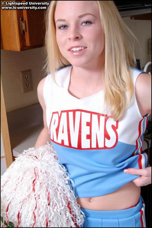 Photos d'une cheerleader blonde en train de se déshabiller
 #60578683