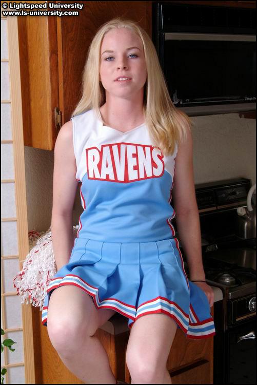 Photos d'une cheerleader blonde en train de se déshabiller
 #60578695