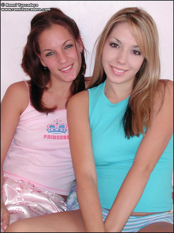 Bilder von zwei nackten Teenie-Mädchen, die miteinander kuscheln
 #59876426