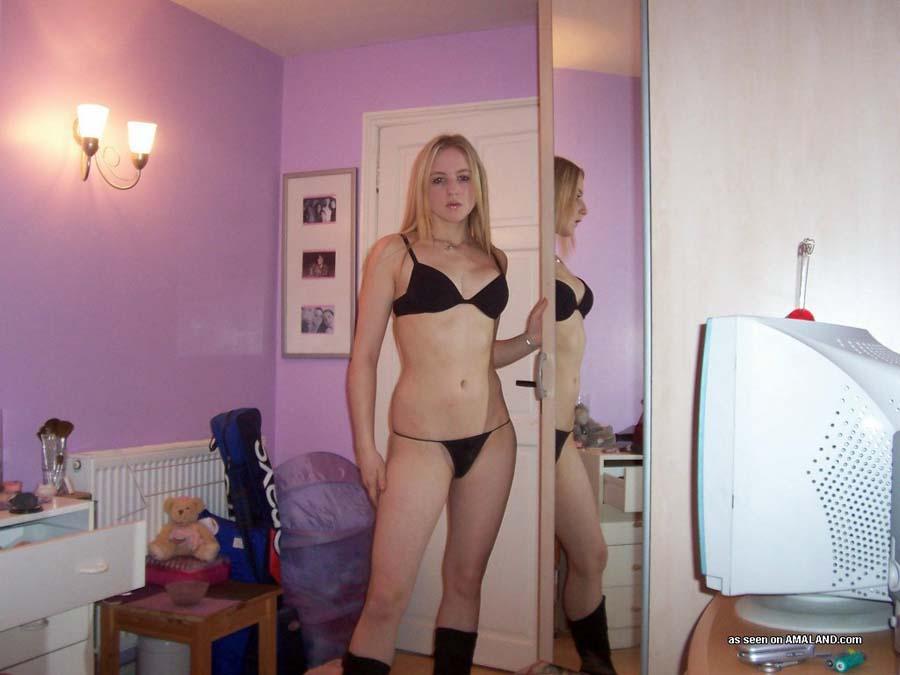 Sélection de photos d'une jeune sexy en sous-vêtements noirs
 #60925960