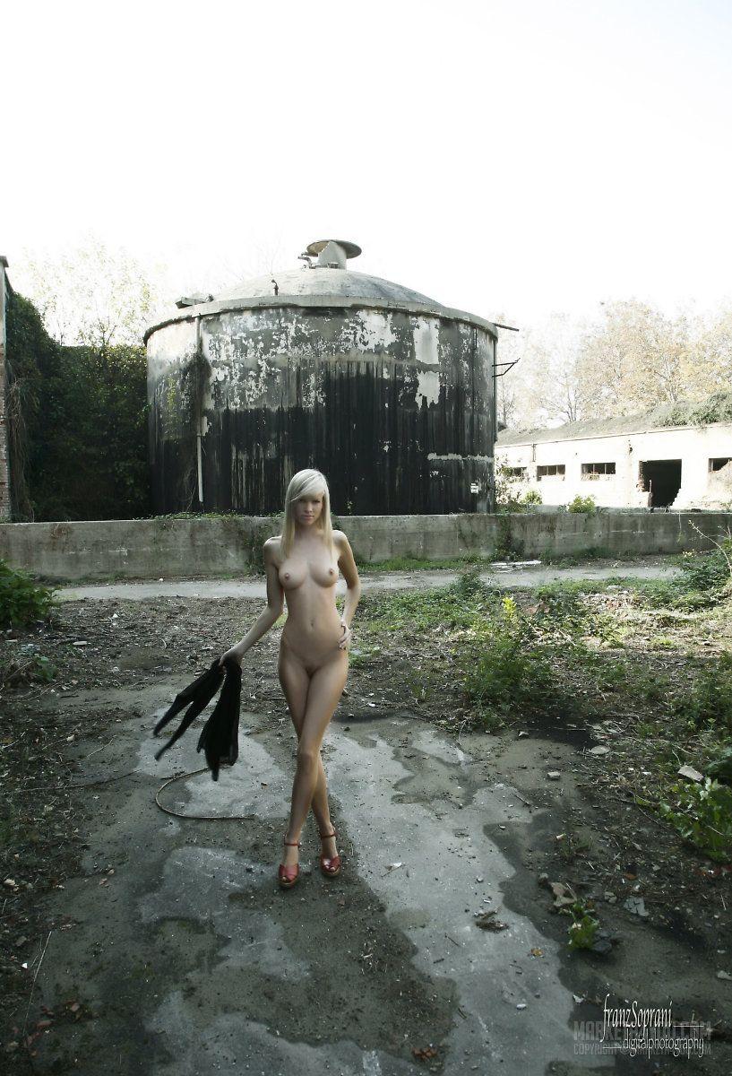 Fotos de la chica joven marketa 4 you mostrando su cuerpo desnudo al aire libre
 #59346254