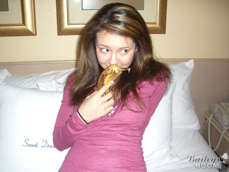 Foto della camera di Bailey mangiare una banana
 #53405255