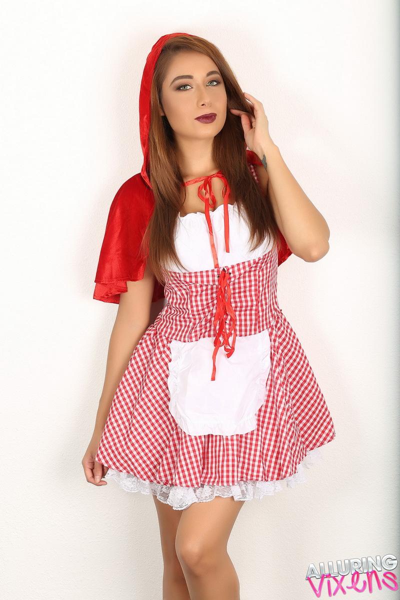 リリーは、ハロウィーンのための彼女のリトルレッドライディングフードの衣装でコマンドを行く
 #60214662