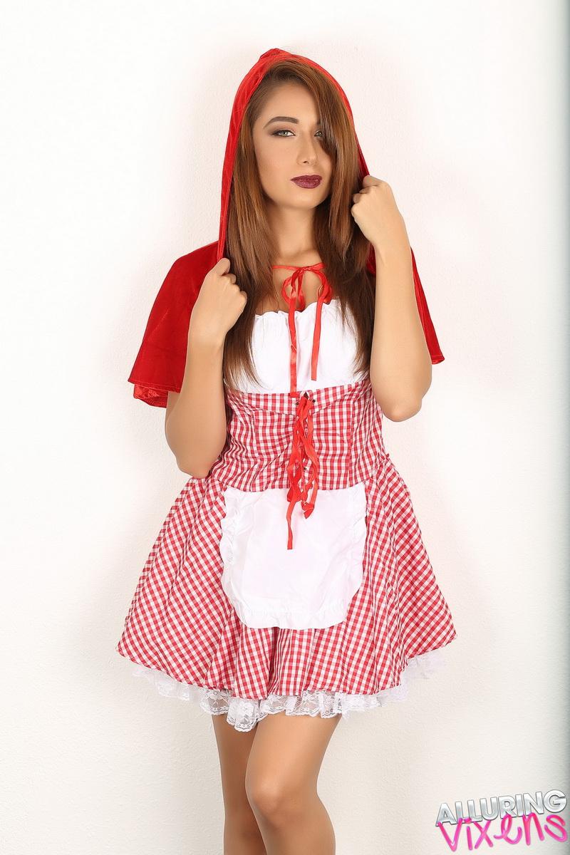 Lilly va comando en su traje de caperucita roja para halloween
 #60214679