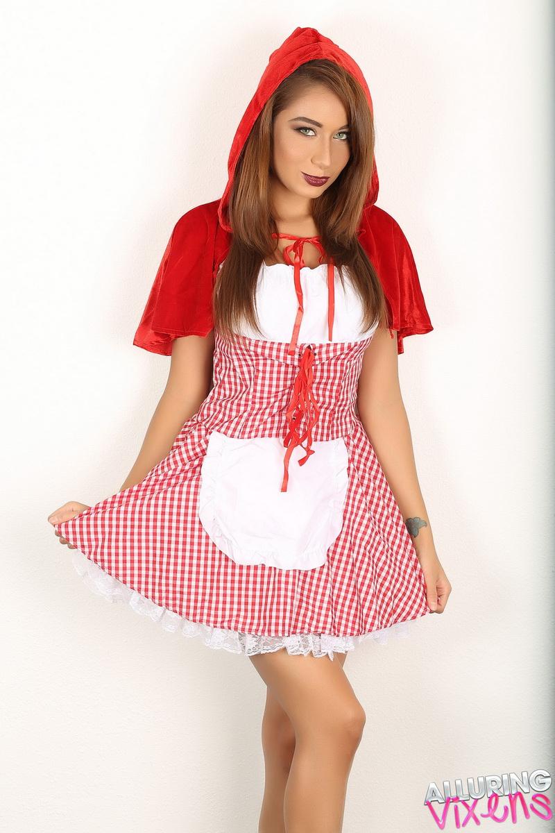 Lilly geht in ihrem Rotkäppchen-Kostüm für Halloween
 #60214715