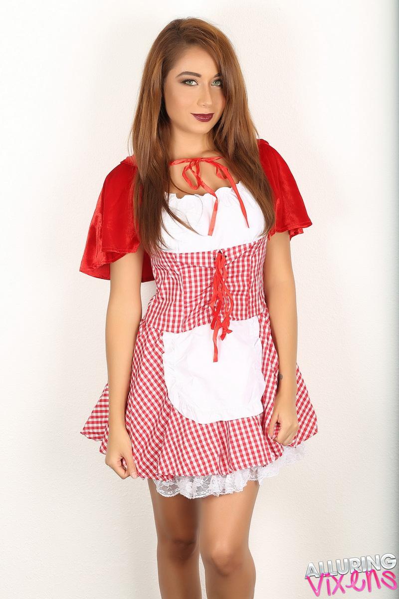 リリーは、ハロウィーンのための彼女のリトルレッドライディングフードの衣装でコマンドを行く
 #60214833
