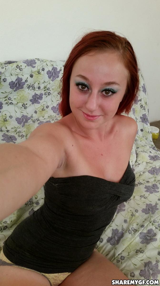 Redhead gf nimmt selfies von ihren runden Titten und Arsch
 #60788931
