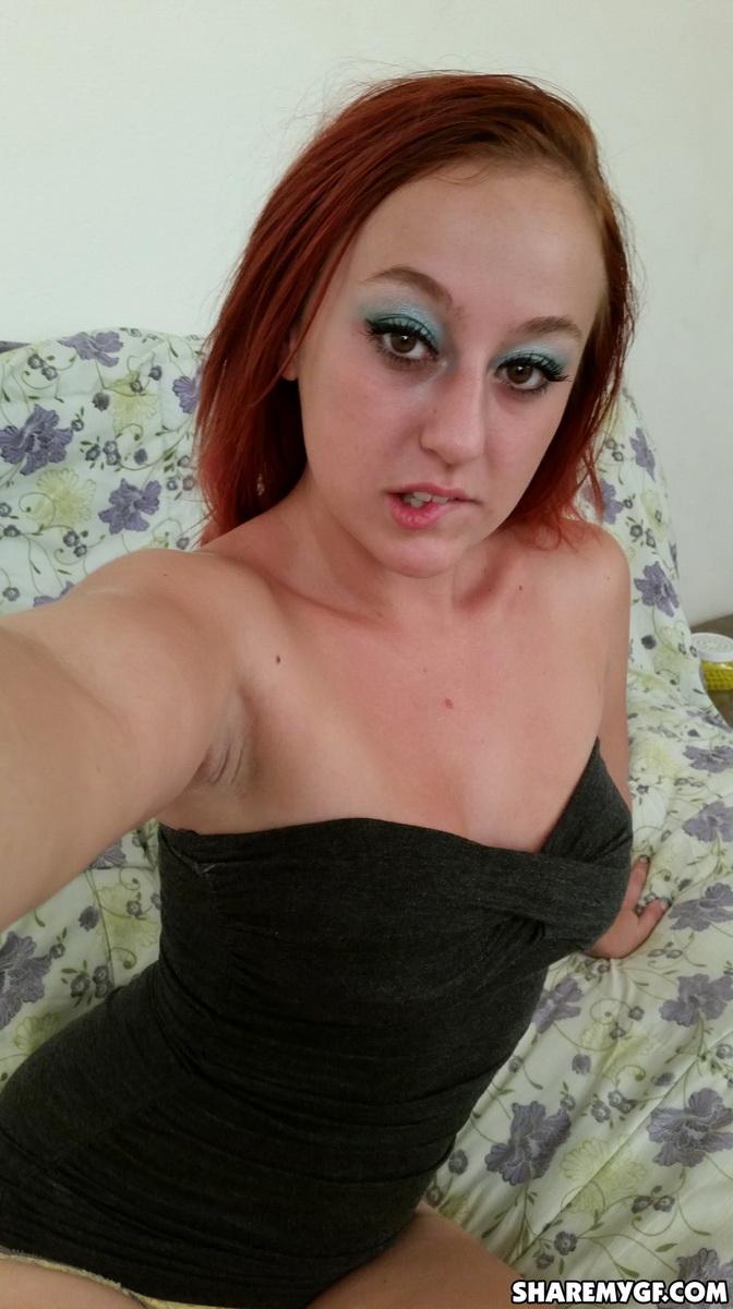 Redhead gf nimmt selfies von ihren runden Titten und Arsch
 #60788942