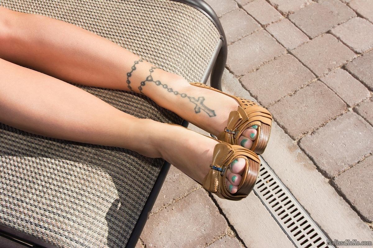La blonde Melissa xoxo se lèche les orteils et se frictionne les pieds avec de la lotion en plein air.
 #59482901