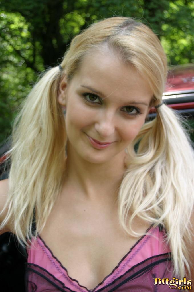 Blonde Teenie in Zöpfen hat einige Füße Spaß im Auto
 #60255767