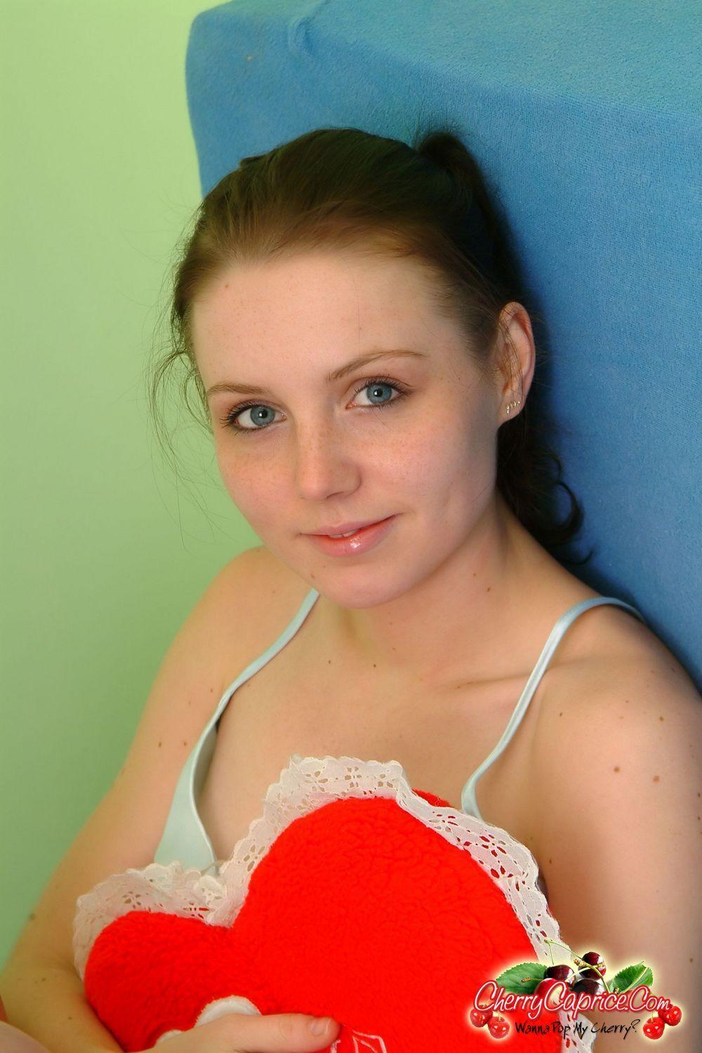 Photos de la jeune star cherry caprice se dénudant au lit
 #53774236