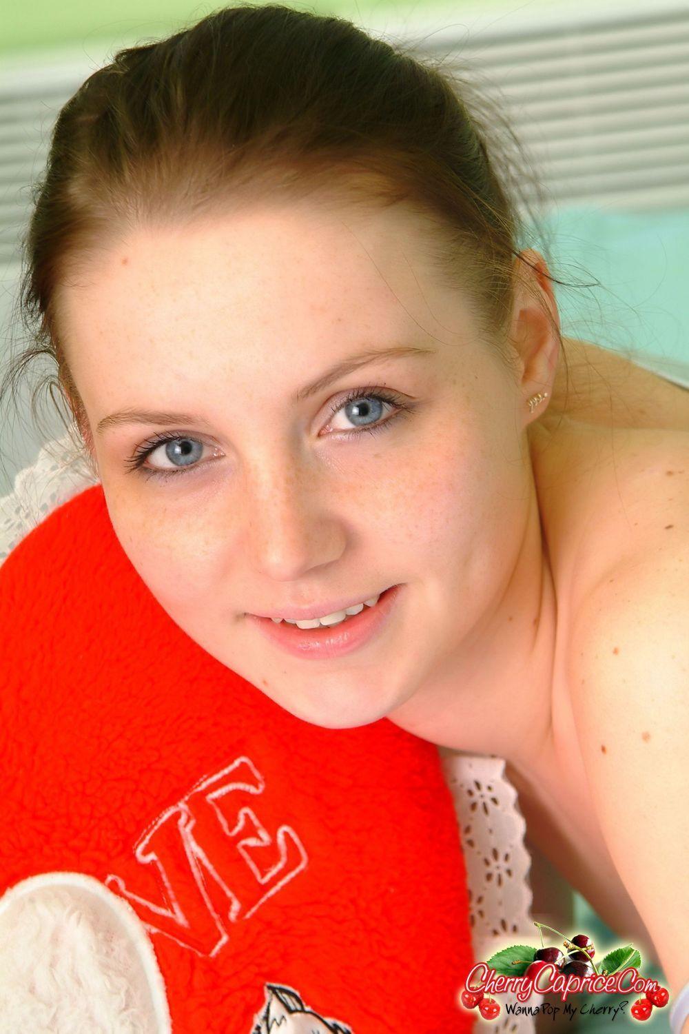 Photos de la jeune star cherry caprice se dénudant au lit
 #53774263