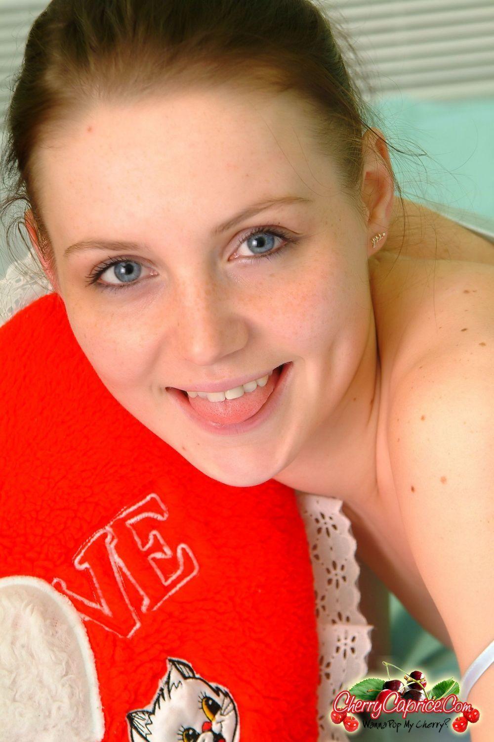 Photos de la jeune star cherry caprice se dénudant au lit
 #53774295