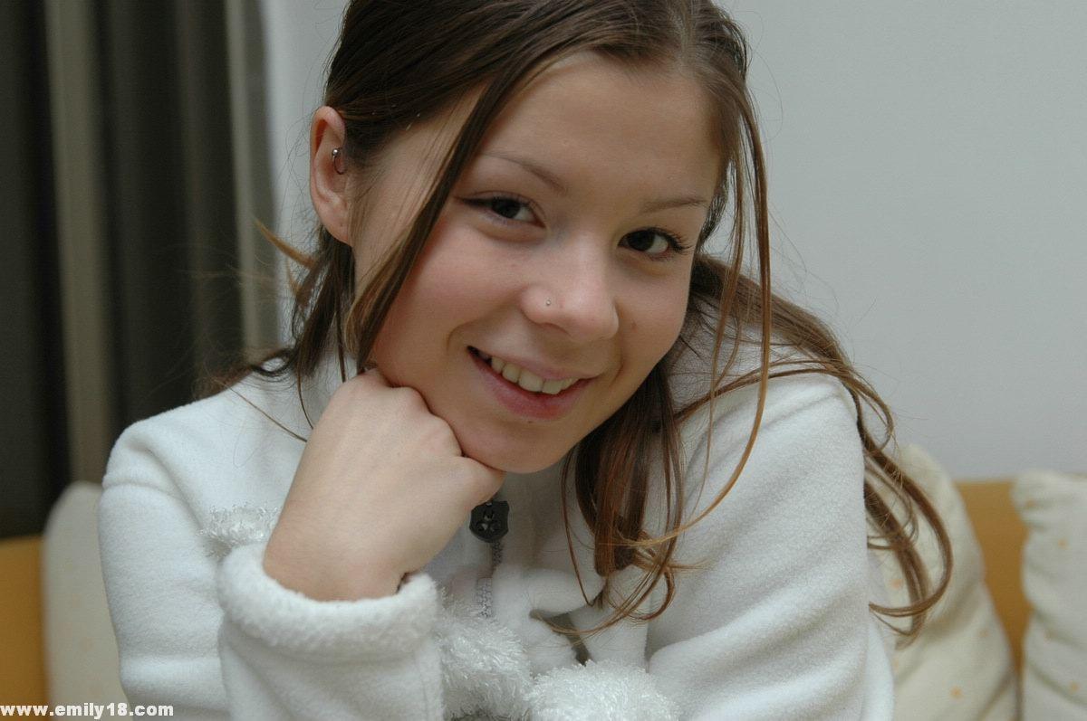 Bilder von emily 18, wie sie ihre Titten und Höschen zeigt
 #54187634