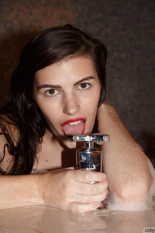 La beauté brune Murphy Ott veut prendre un bain avec toi.
 #60939752