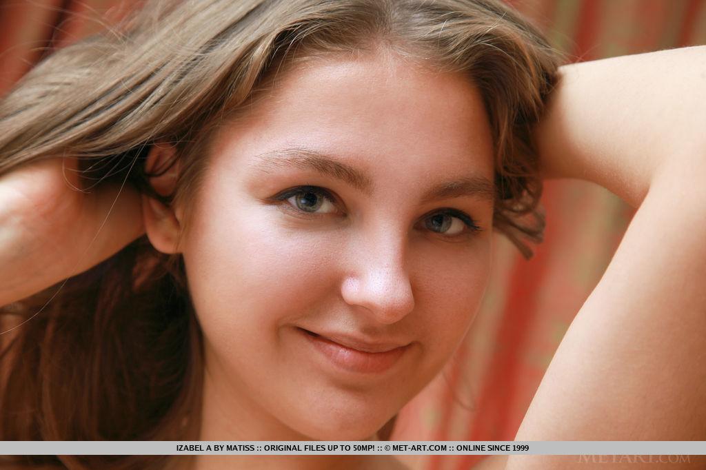 Izabel aがエレガントなソファの上でポーズをとり、顔とおいしい体を見せる
 #55019073