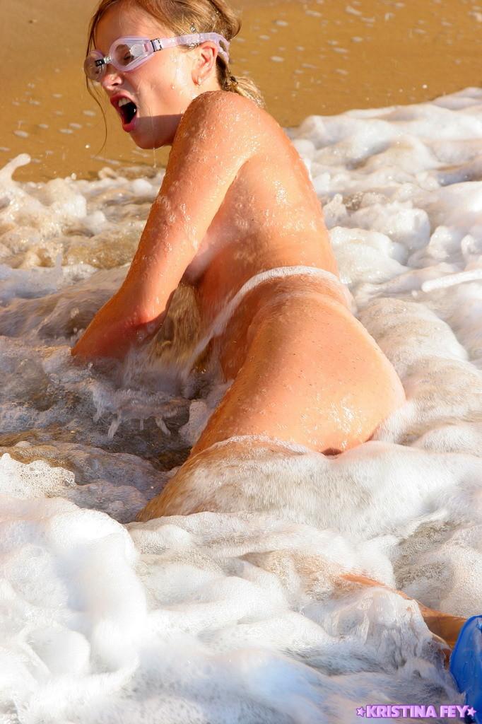 Immagini di Kristina fey nuotare nudo su una spiaggia
 #58777151