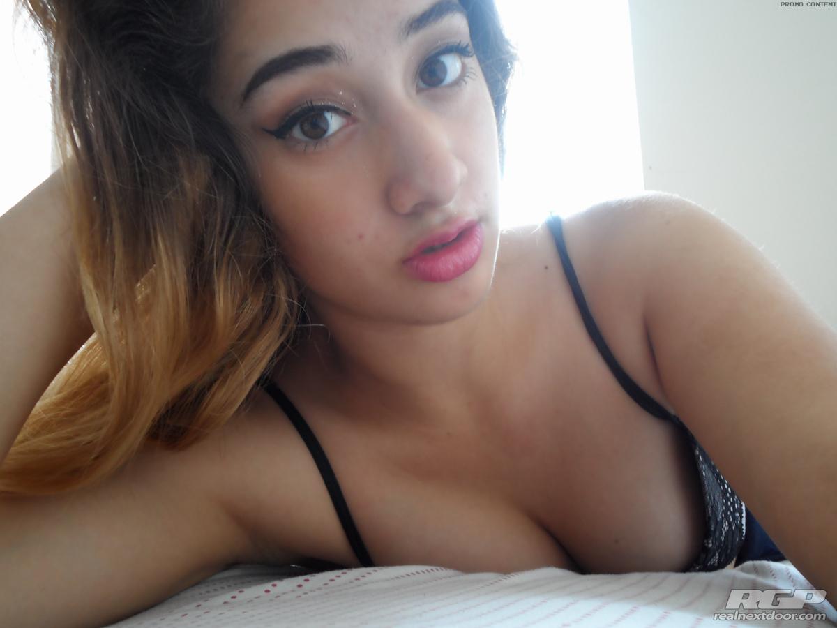 La jolie latina Lupe vous montre son corps nu et chaud au lit.
 #60776411