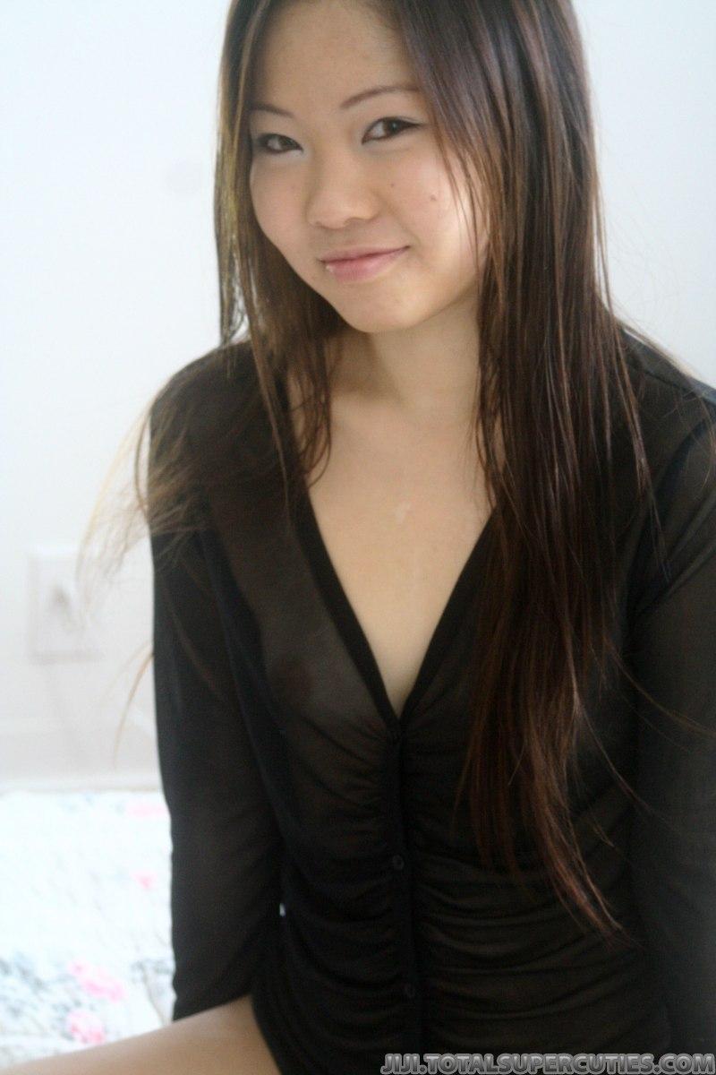 Photos d'une jeune asiatique vous montrant ses seins
 #60889016