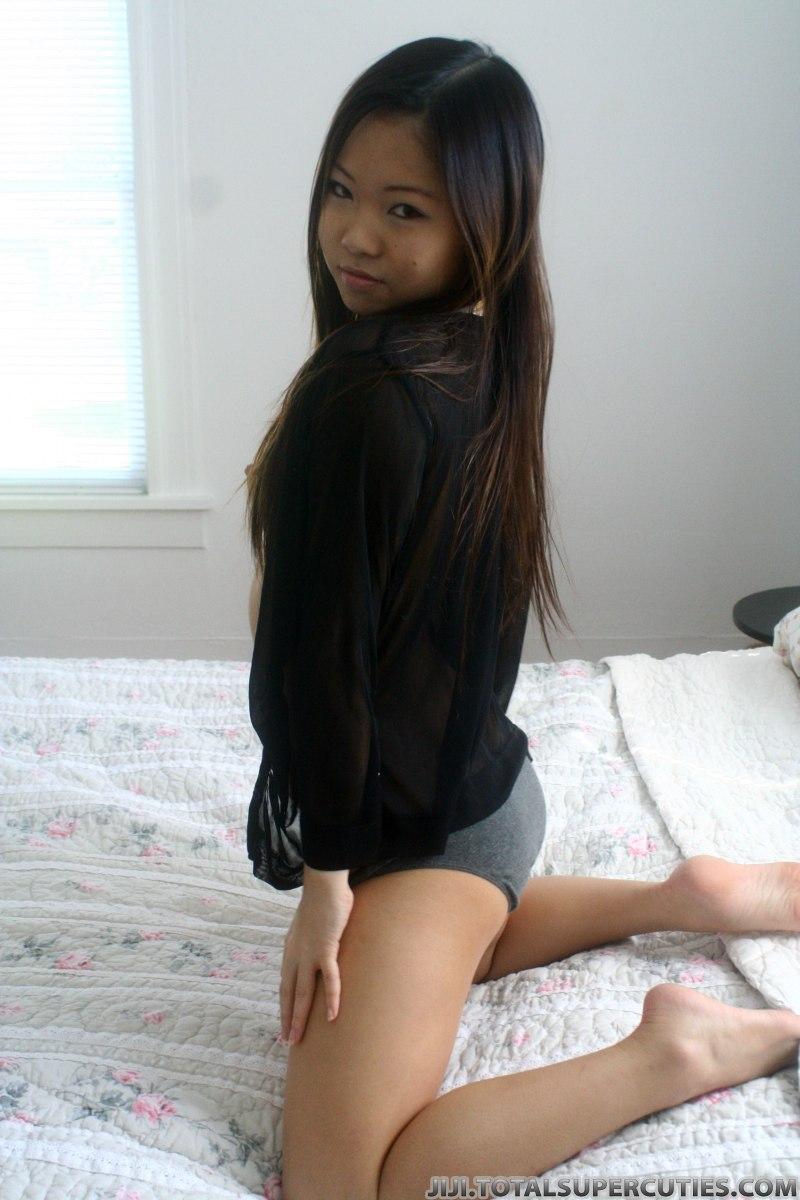 Bilder von einem asiatischen Teenager, der ihre Titten zeigt
 #60889149
