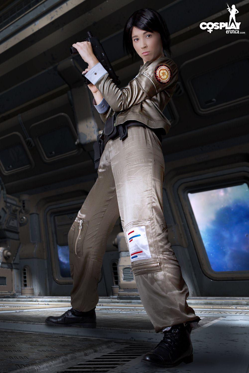 バトルスター・ギャラクティカの任務のために服を着たホットなコスプレイヤー・ステイシーの写真
 #60298251