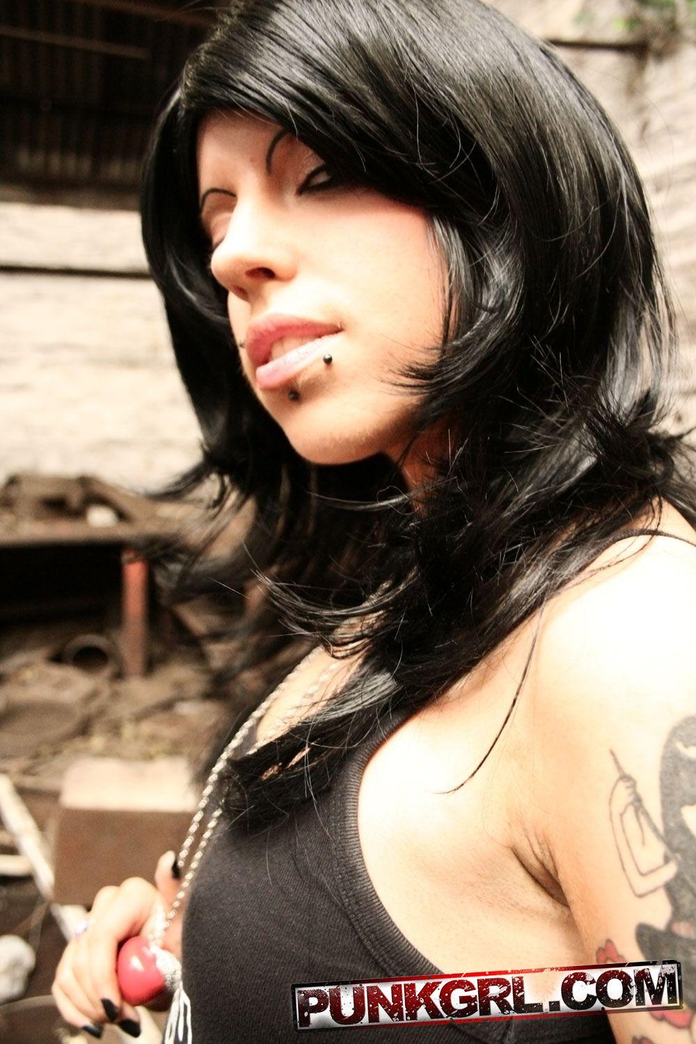 Bilder von punk girl ragdoll zeigt ihre Titten
 #60764236