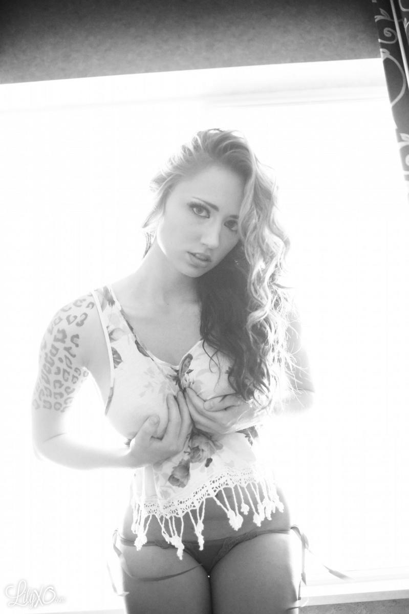 Lily xo zeigt ihren sexy Körper in schwarz und weiß
 #58965146