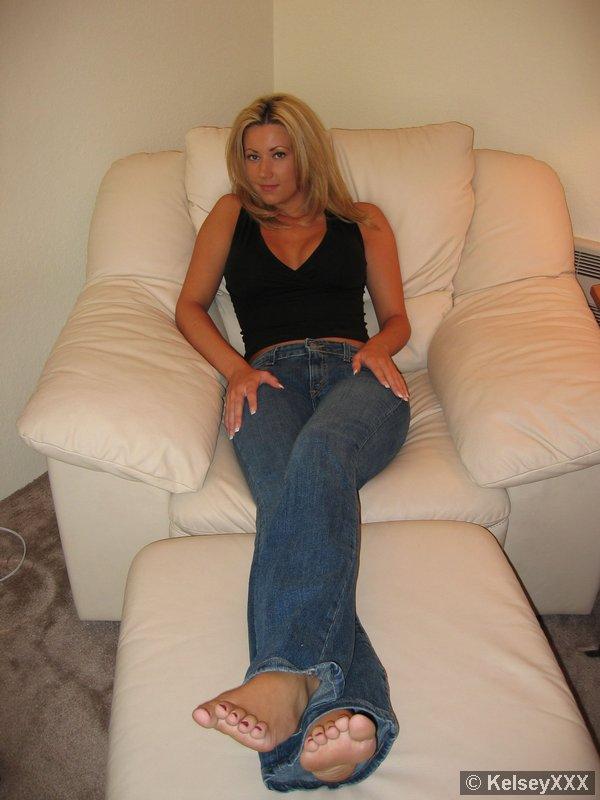 Photos de la jeune amatrice kelsey xxx en train de vous taquiner dans son jean
 #58718032