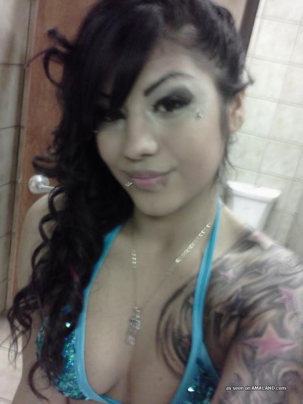 Recopilación de una chica sexy tatuada posando en la cámara
 #60636274