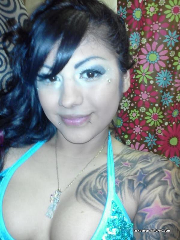Recopilación de una chica sexy tatuada posando en la cámara
 #60636285