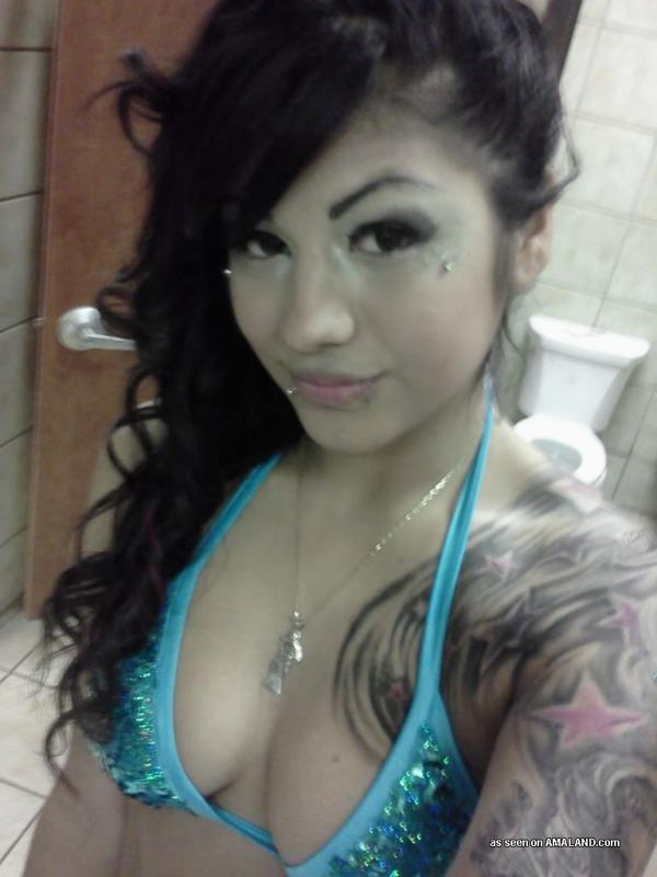 Recopilación de una chica sexy tatuada posando en la cámara
 #60636294