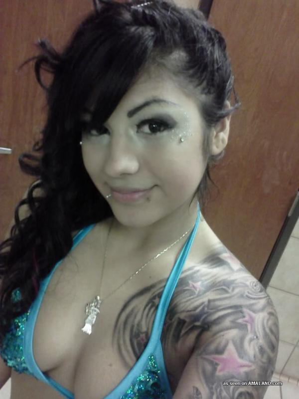 Recopilación de una chica sexy tatuada posando en la cámara
 #60636301