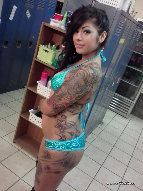 Raccolta di un pulcino sexy tatuato in posa su cam
 #60636308