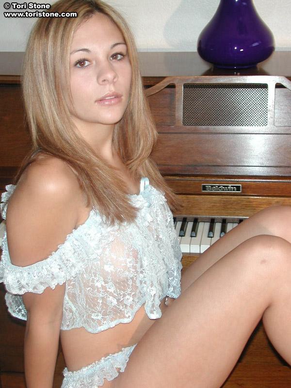 Tori se desnuda y toca el piano
 #60108419