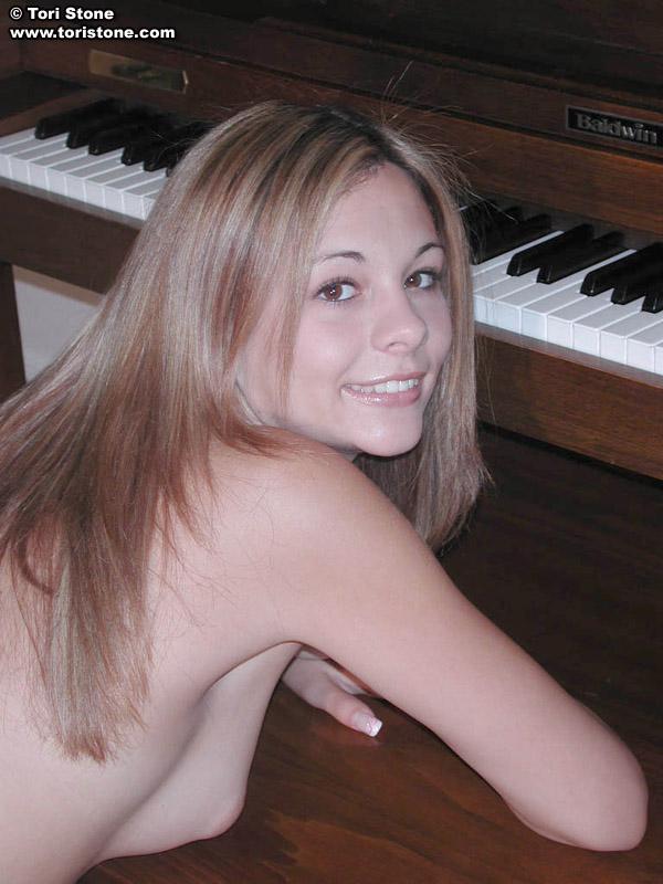 トーリは、裸でピアノを果たしている
 #60108481