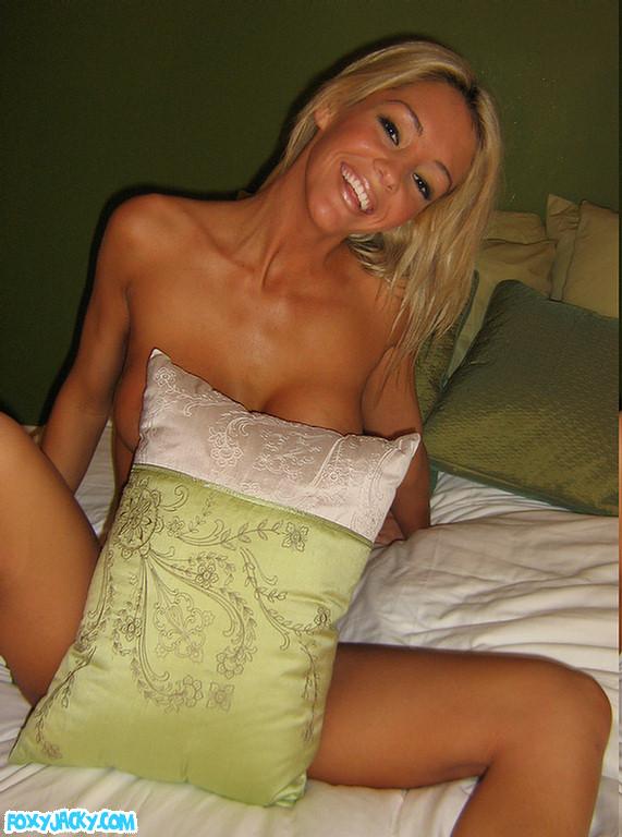 Photos de la jeune sexy foxy jacky se déshabillant pour vous au lit
 #54399288