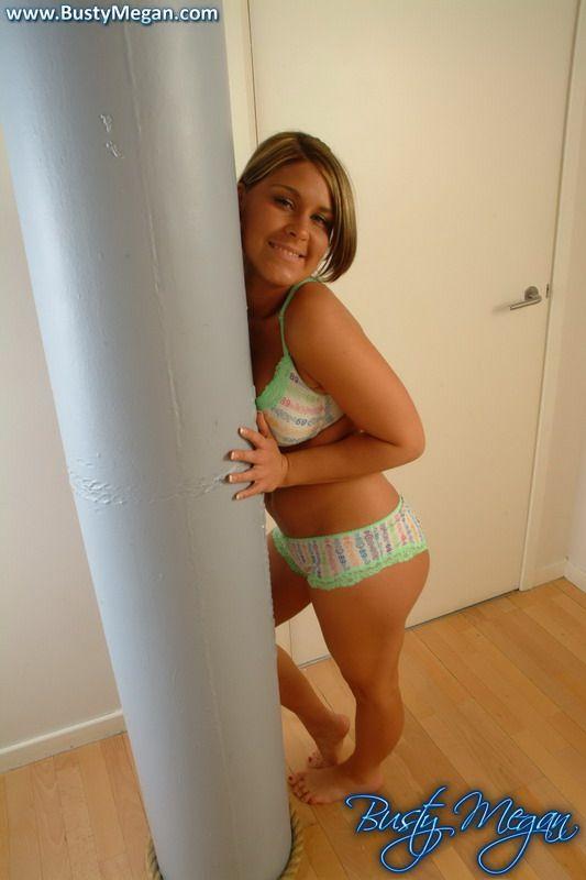 Photos de la jeune modèle Megan la plantureuse exhibant son beau cul
 #53594103