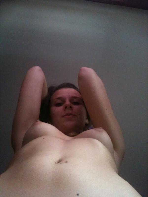 Une copine amateur sexy se déshabille et s'épanche
 #60712011