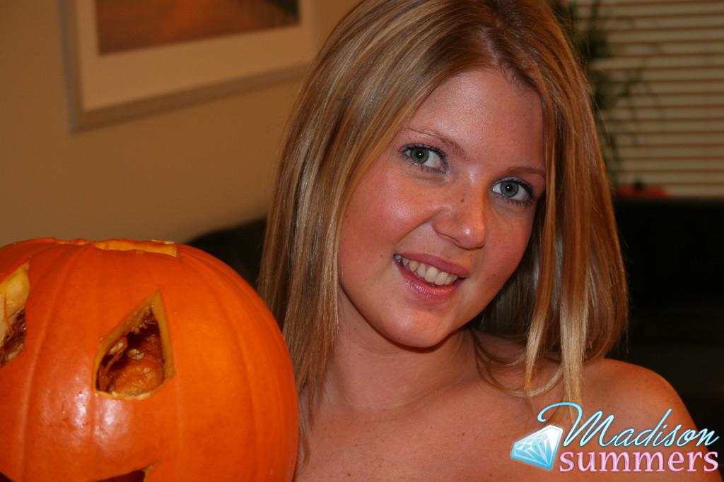 Bilder von Madison Summers machen sich bereit für Halloween
 #59163449