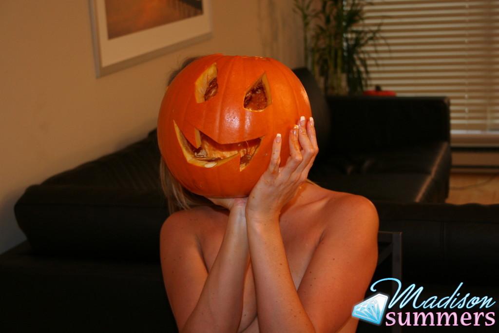 Bilder von Madison Summers machen sich bereit für Halloween
 #59163459