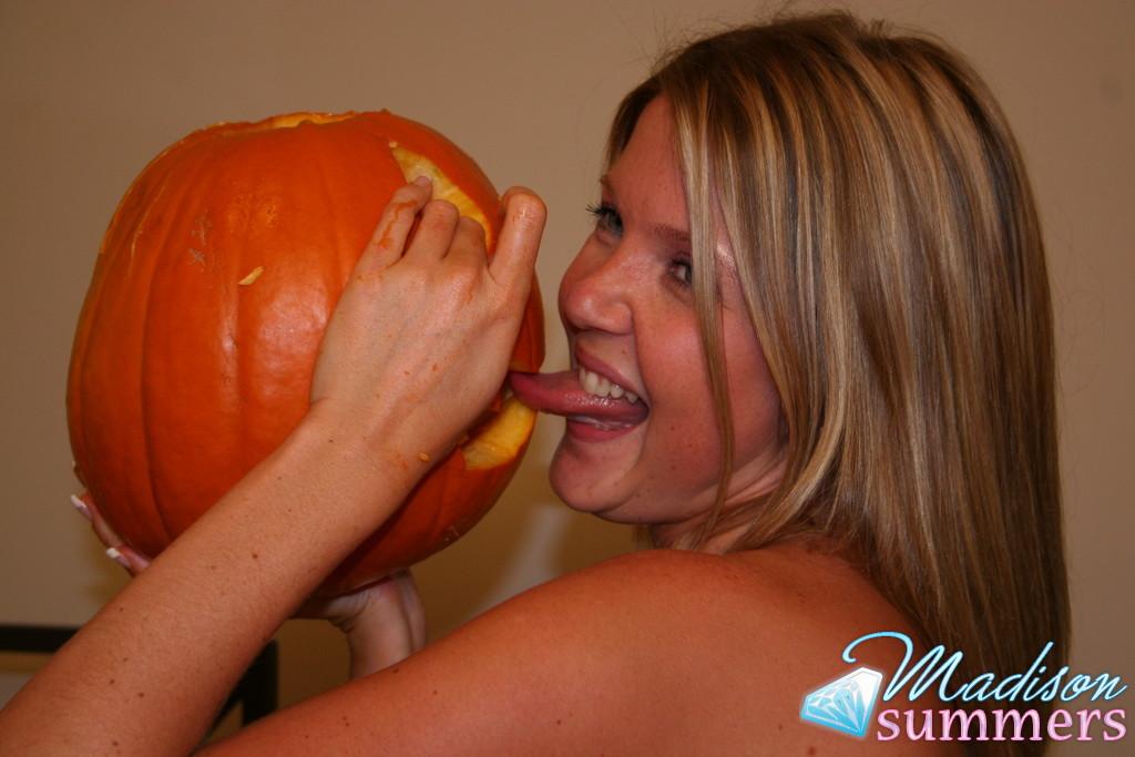 Bilder von Madison Summers machen sich bereit für Halloween
 #59163494