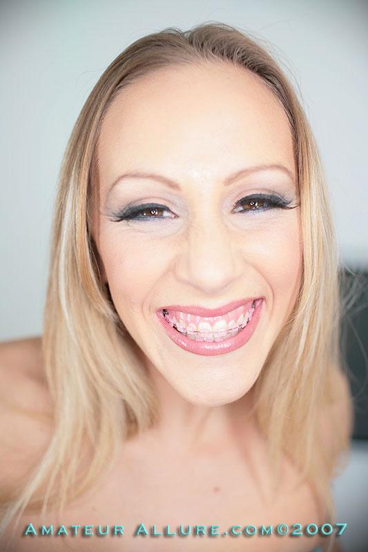 Marilyn es una jovencita con aparato que chupa un pene duro
 #61916112