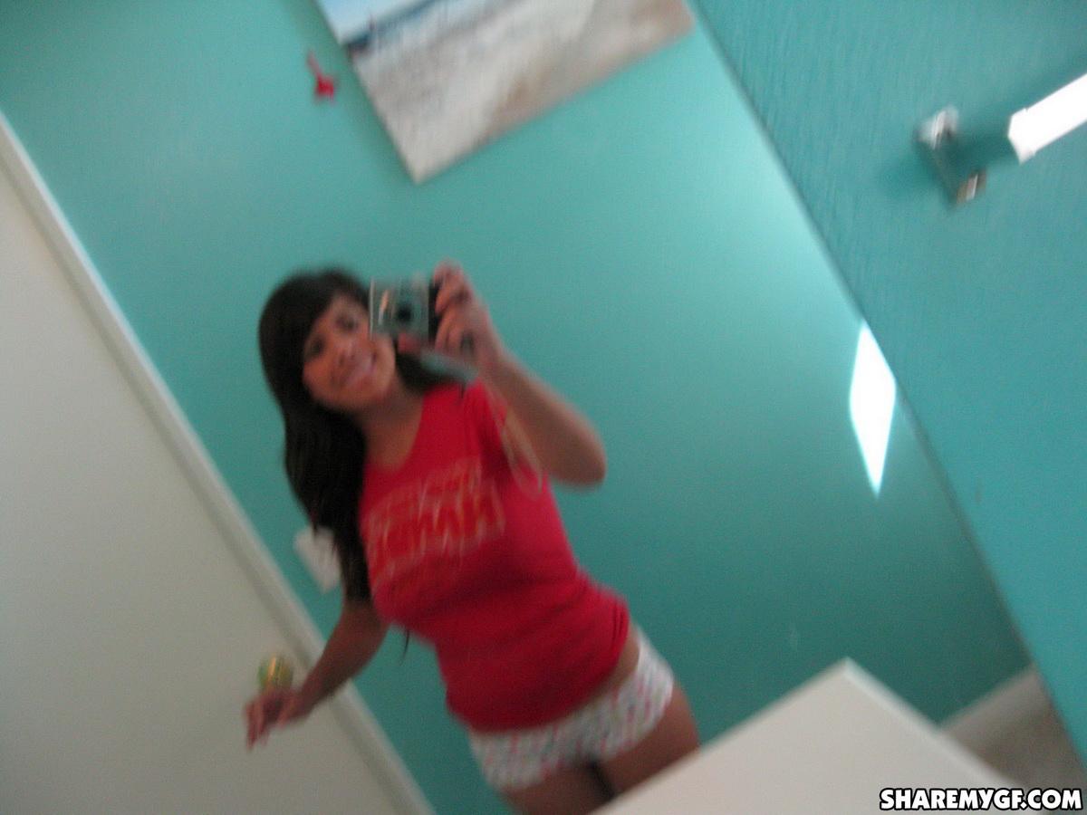 Layla rose, une jeune femme latina aux gros seins, prend des selfies de son corps chaud dans la salle de bain.
 #58862934