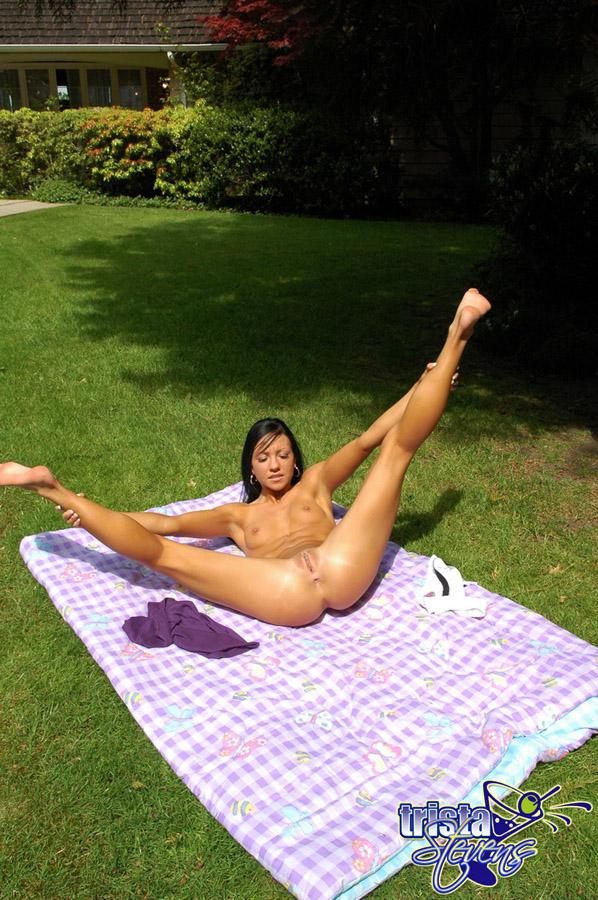 Trista stevens macht sich nackt und spreizt ihre Beine beim Picknick
 #60115799