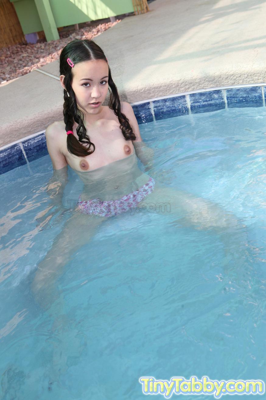 Bella ragazza giovane Tabby si spoglia mentre nuota
 #60881901