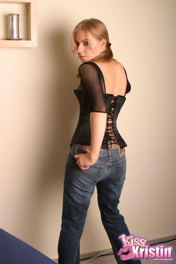 Kristin, une jeune blonde, pose et s'amuse dans et hors de son jean.
 #58754902